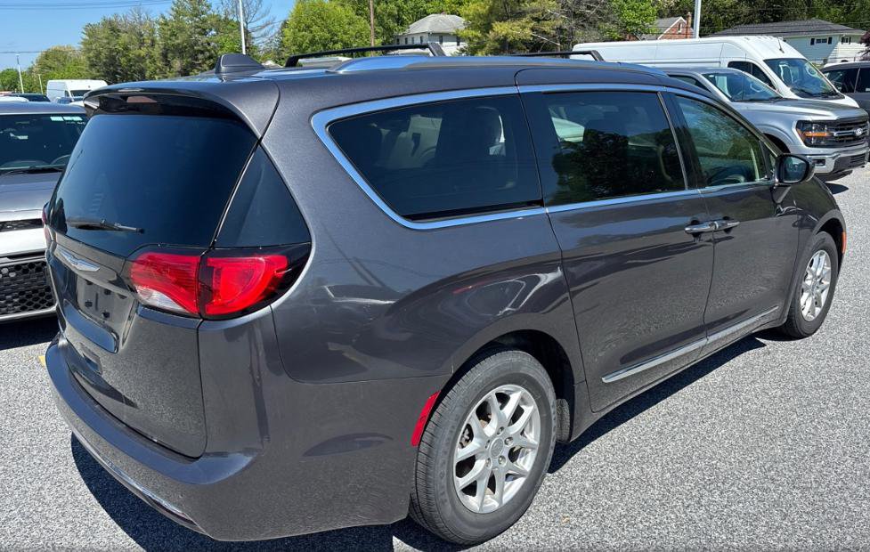 Used 2020 Chrysler Pacifica Touring-L FWD image 3