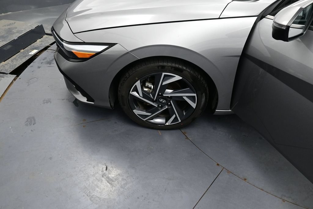 Used 2024 Hyundai Elantra Limited FWD image 14
