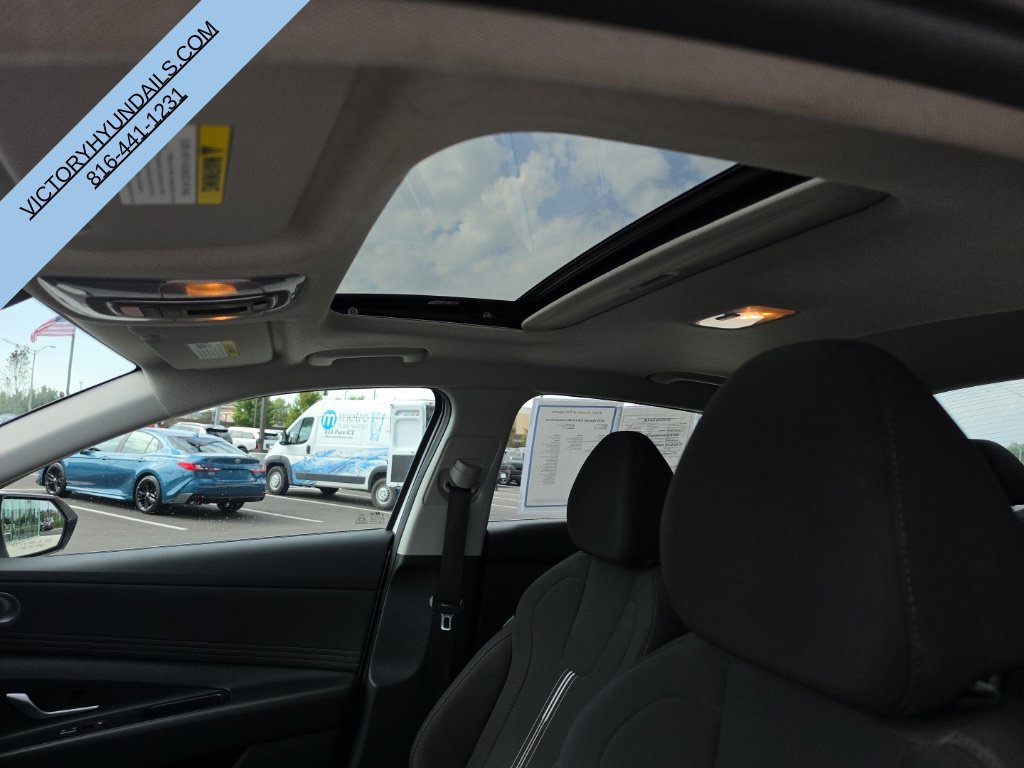 Used 2025 Hyundai Elantra SEL FWD image 14