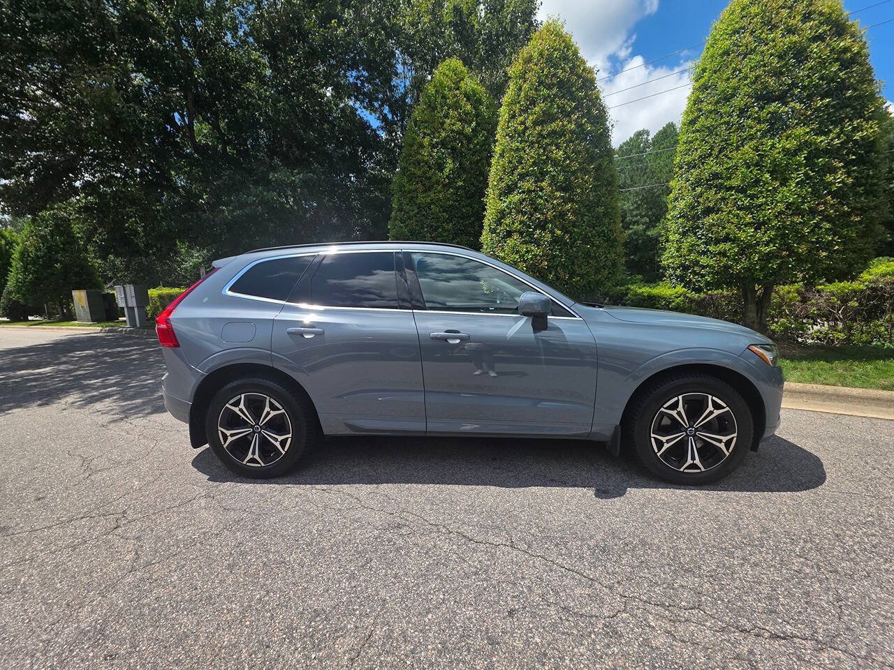 Used 2022 Volvo XC60 B5 Momentum w/ Climate Package AWD/4WD image 6