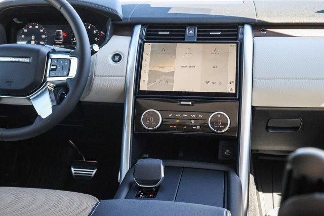 Used 2025 Land Rover Discovery Dynamic SE AWD/4WD image 15
