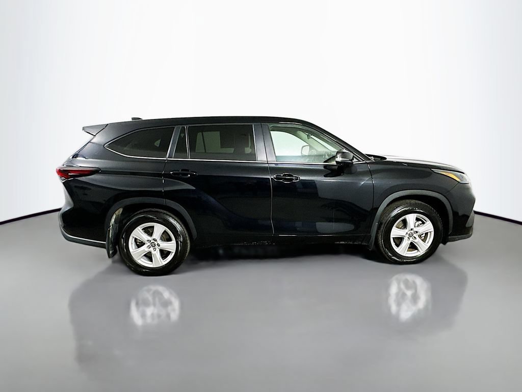 Used 2024 Toyota Highlander LE AWD/4WD image 7