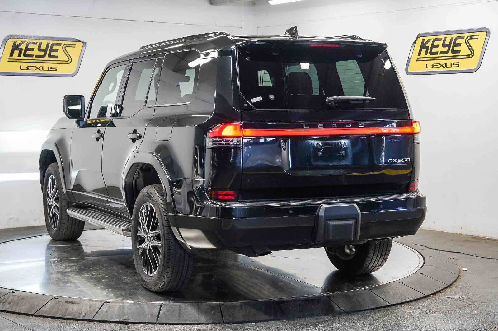 Used 2024 Lexus GX 550 w/ Accessory Package (Z1) AWD/4WD image 2