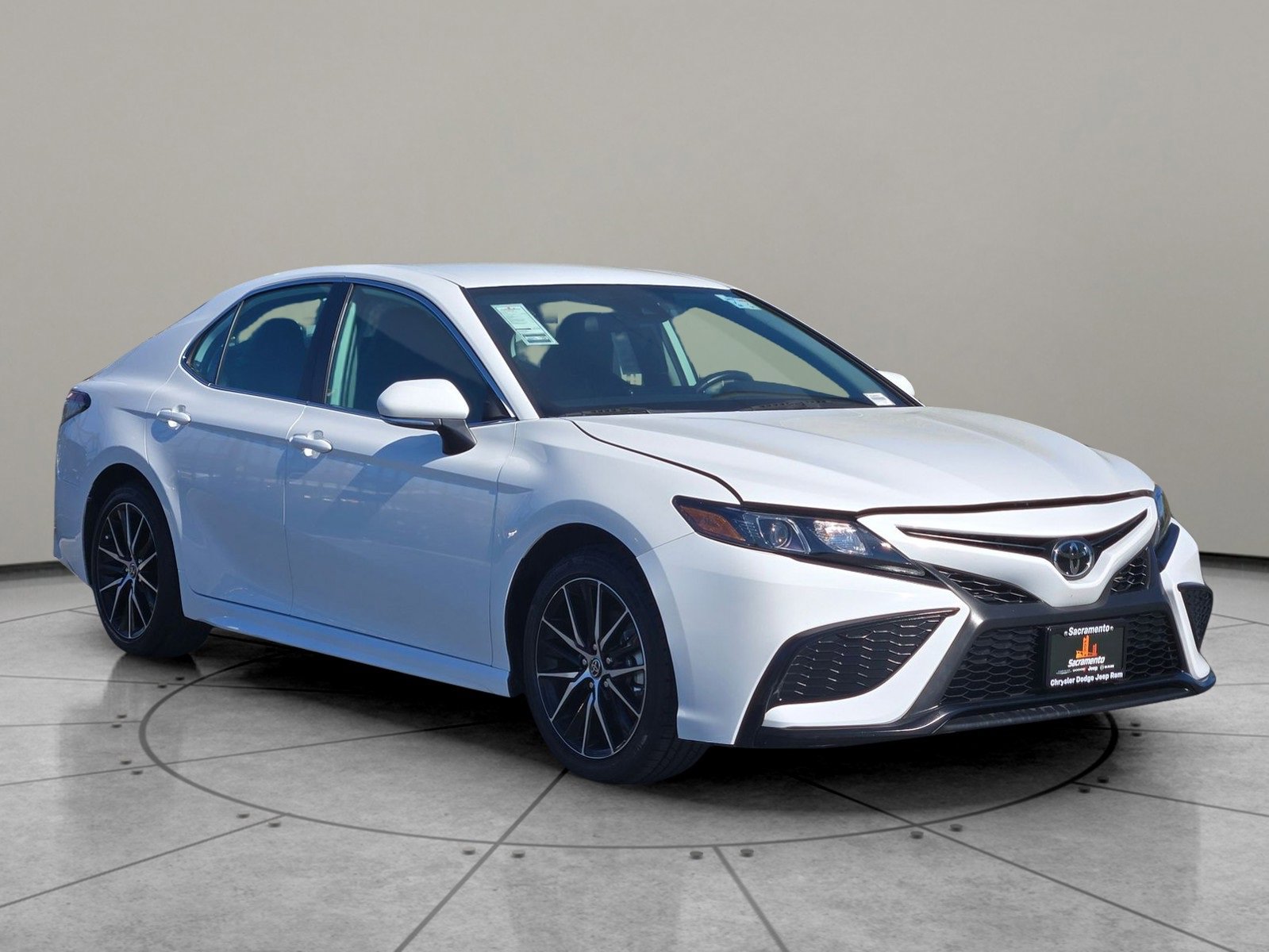 Used 2024 Toyota Camry SE image 1