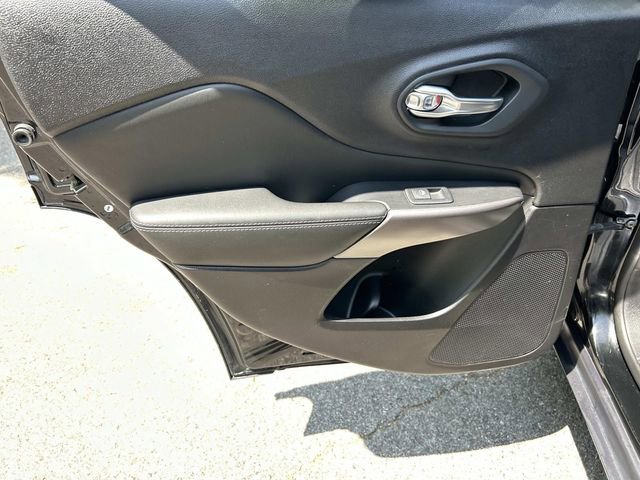 Used 2022 Jeep Cherokee Latitude Lux w/ Mopar Interior Package FWD image 22