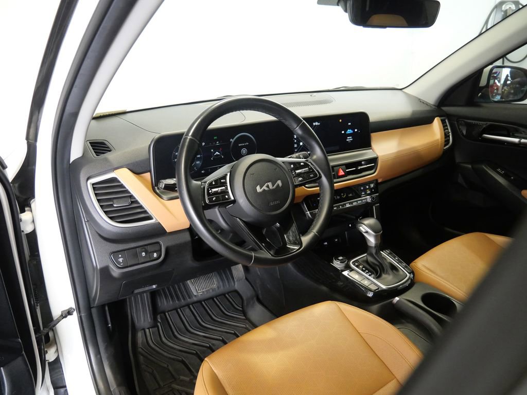 Used 2024 Kia Seltos EX image 13