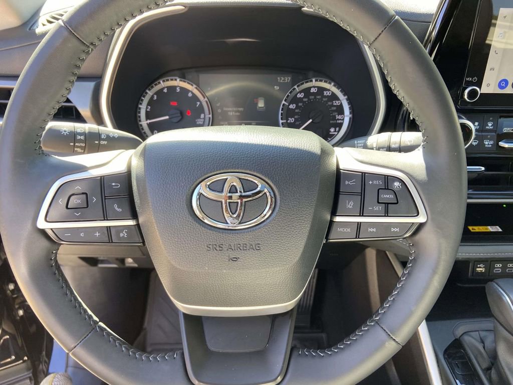 Used 2025 Toyota Highlander XLE image 37