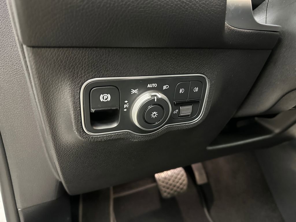 Used 2025 Mercedes-Benz GLB 250 4MATIC image 16