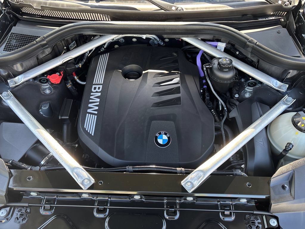 Used 2024 BMW X7 xDrive40i w/ M Sport Package AWD/4WD image 10