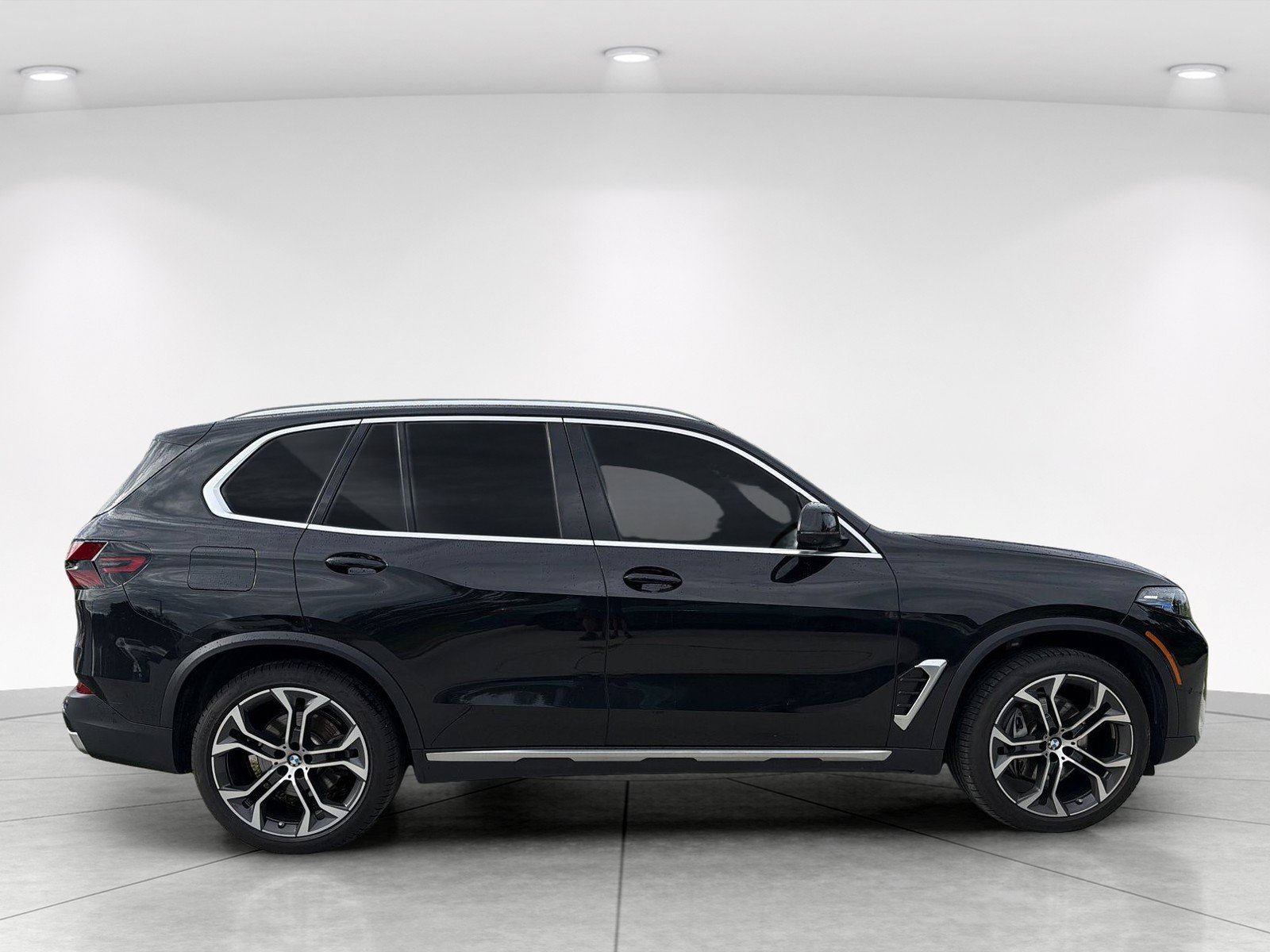 Used 2024 BMW X5 xDrive40i w/ Premium Package AWD/4WD image 3