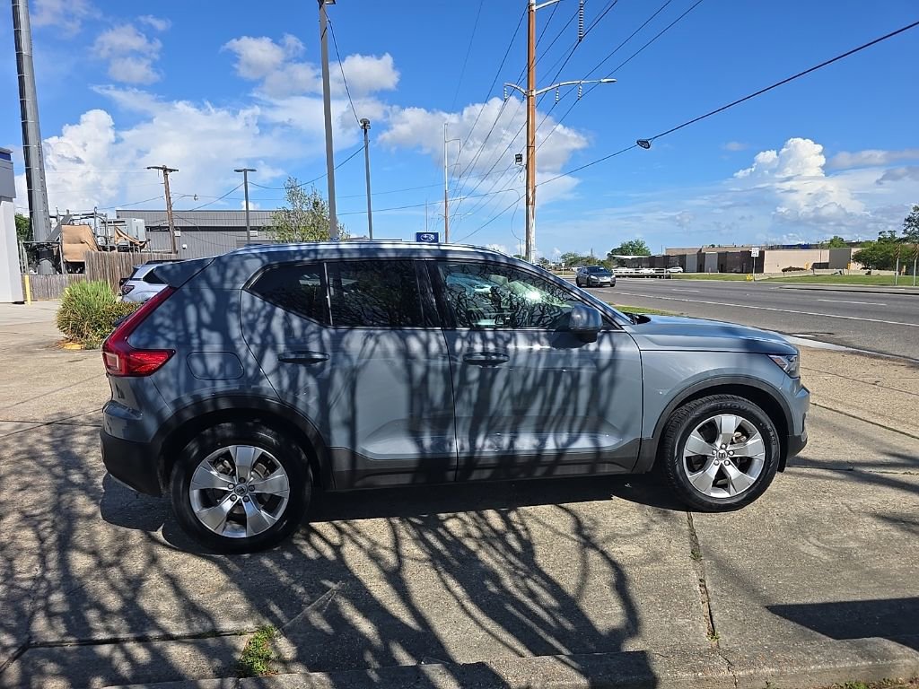 Used 2021 Volvo XC40 T5 Momentum image 3