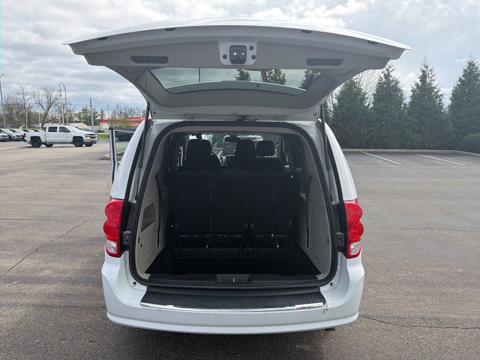 Used 2020 Dodge Grand Caravan SE image 25