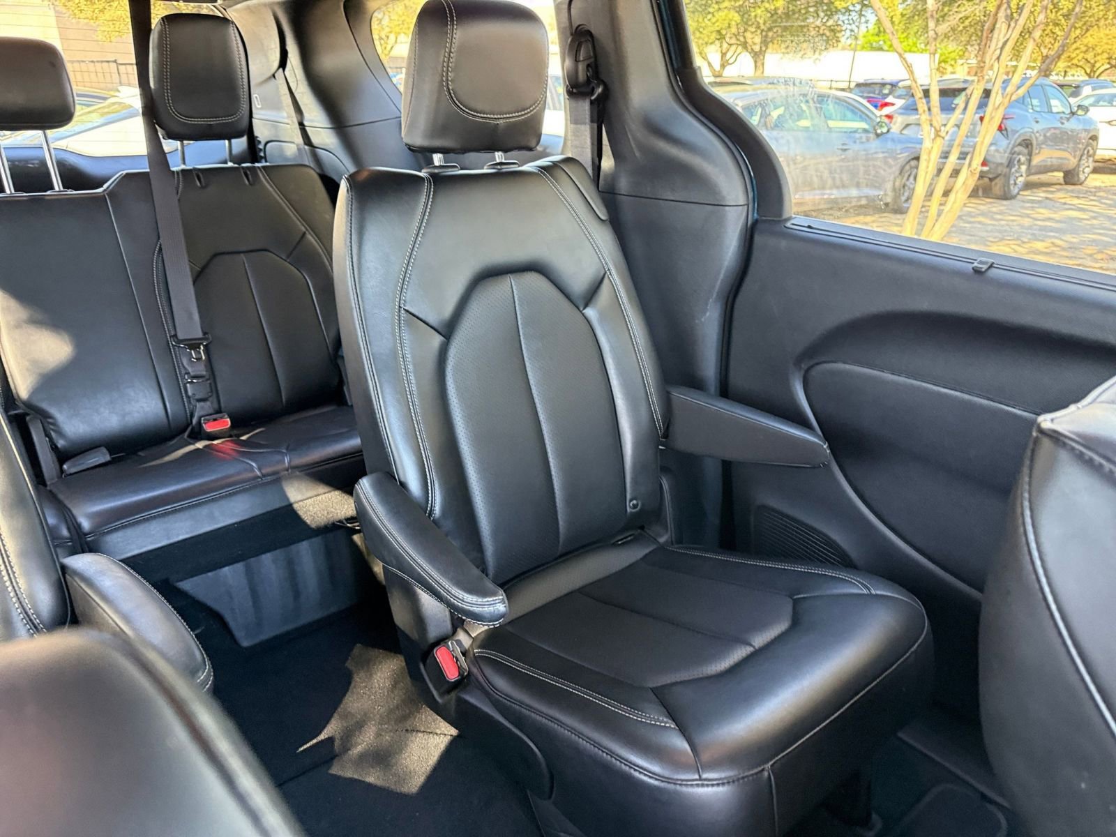 Used 2025 Chrysler Pacifica Select image 39