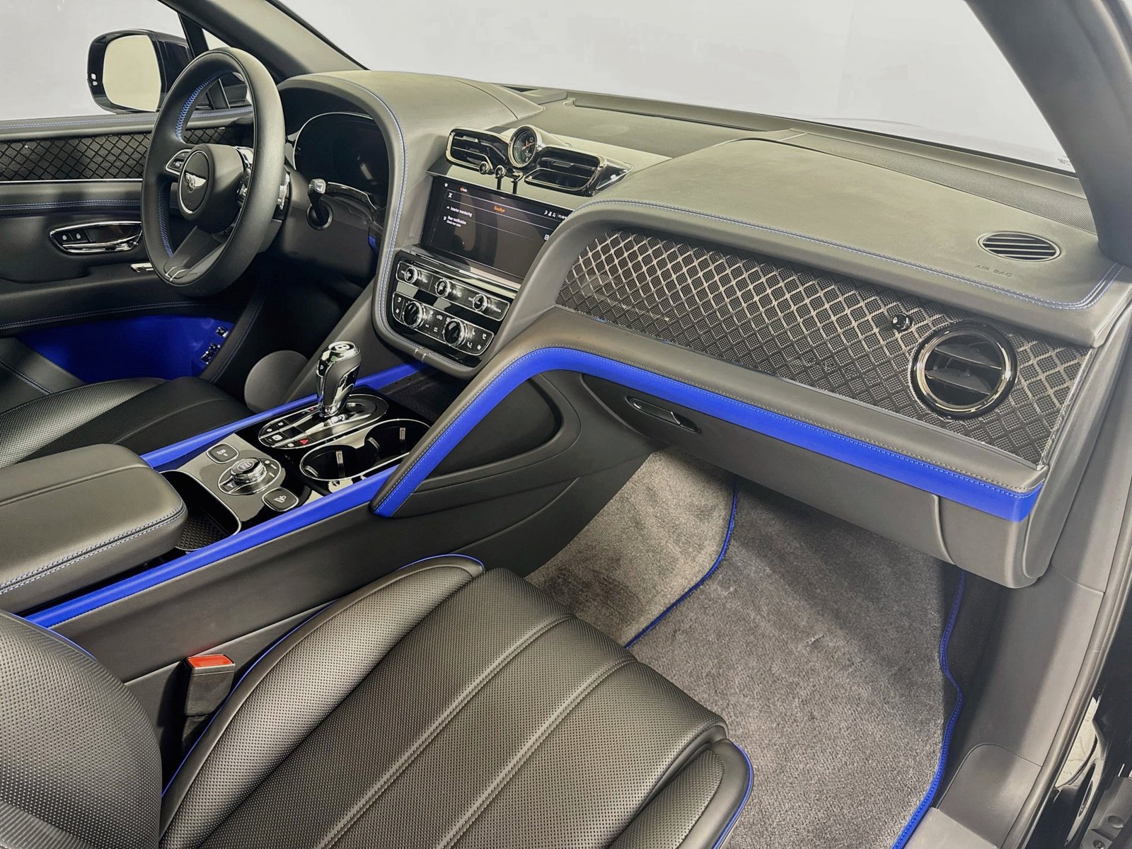 Certified 2025 Bentley Bentayga AWD/4WD image 29