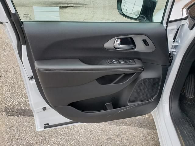 New 2027 Chrysler Pacifica Select FWD image 13