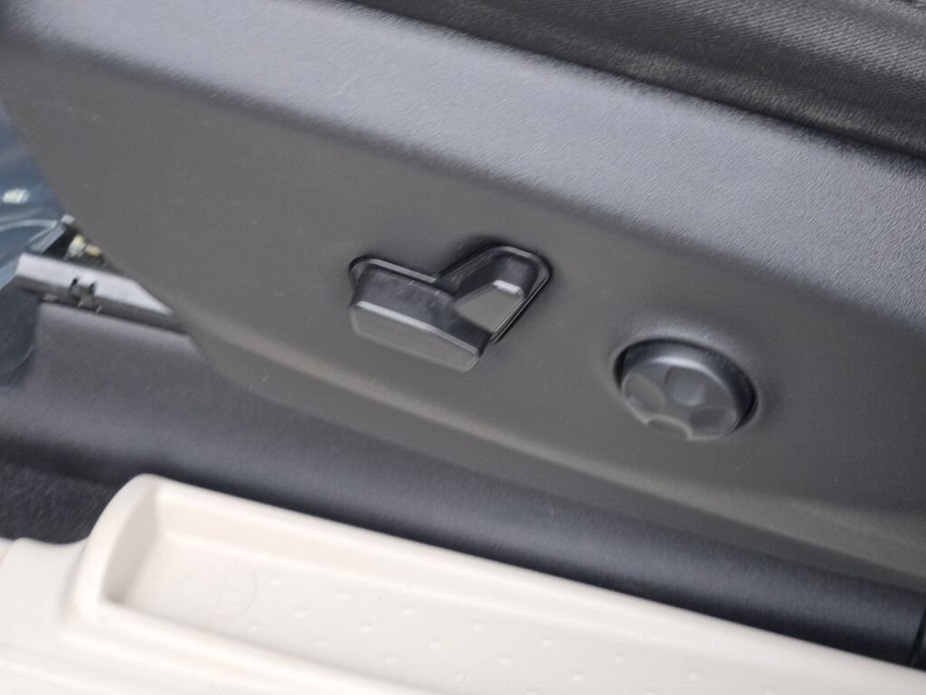 Certified 2023 Chrysler Voyager LX FWD image 28