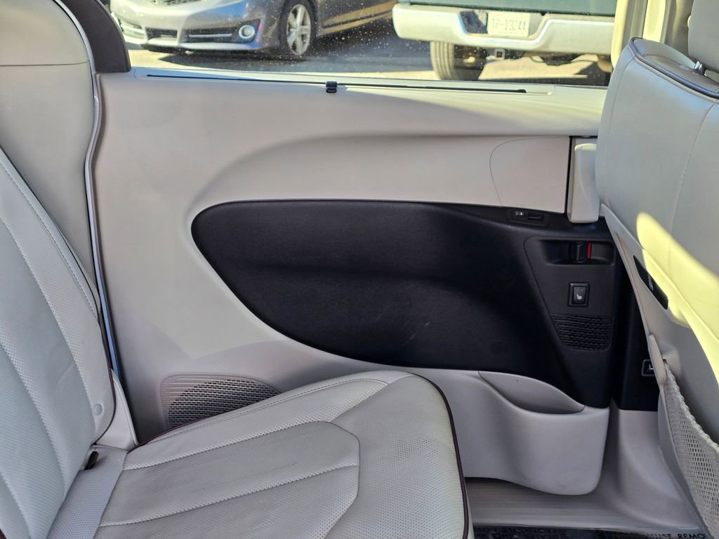 Used 2017 Chrysler Pacifica Limited w/ Tire & Wheel Group image 47