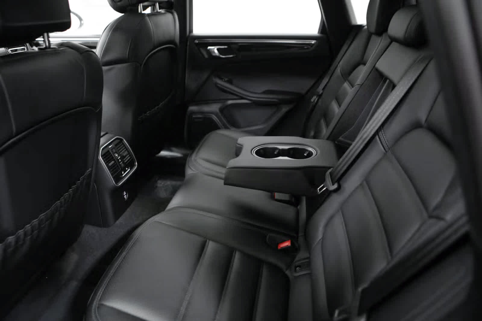 Certified 2026 Porsche Macan S AWD/4WD image 13