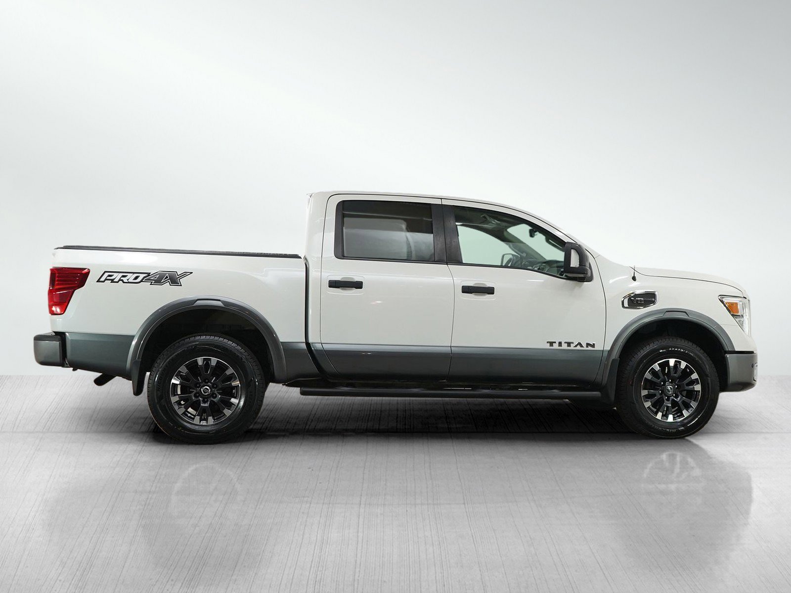 Used 2017 Nissan Titan PRO-4X AWD/4WD image 5