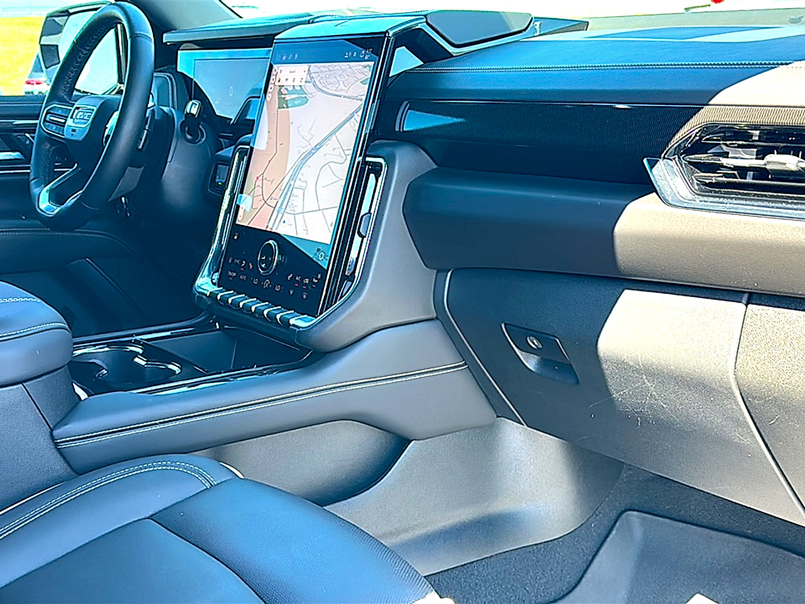 Used 2025 GMC Yukon XL Elevation image 23