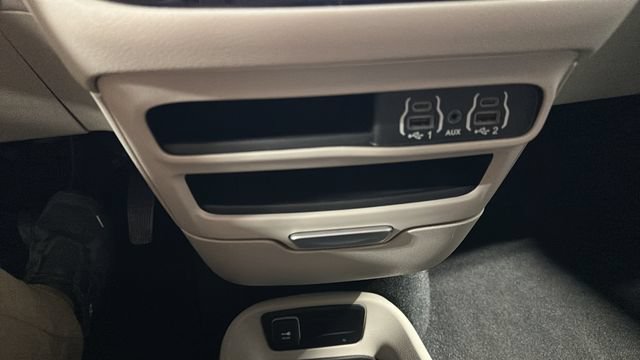 Used 2024 Chrysler Pacifica Touring-L FWD image 17
