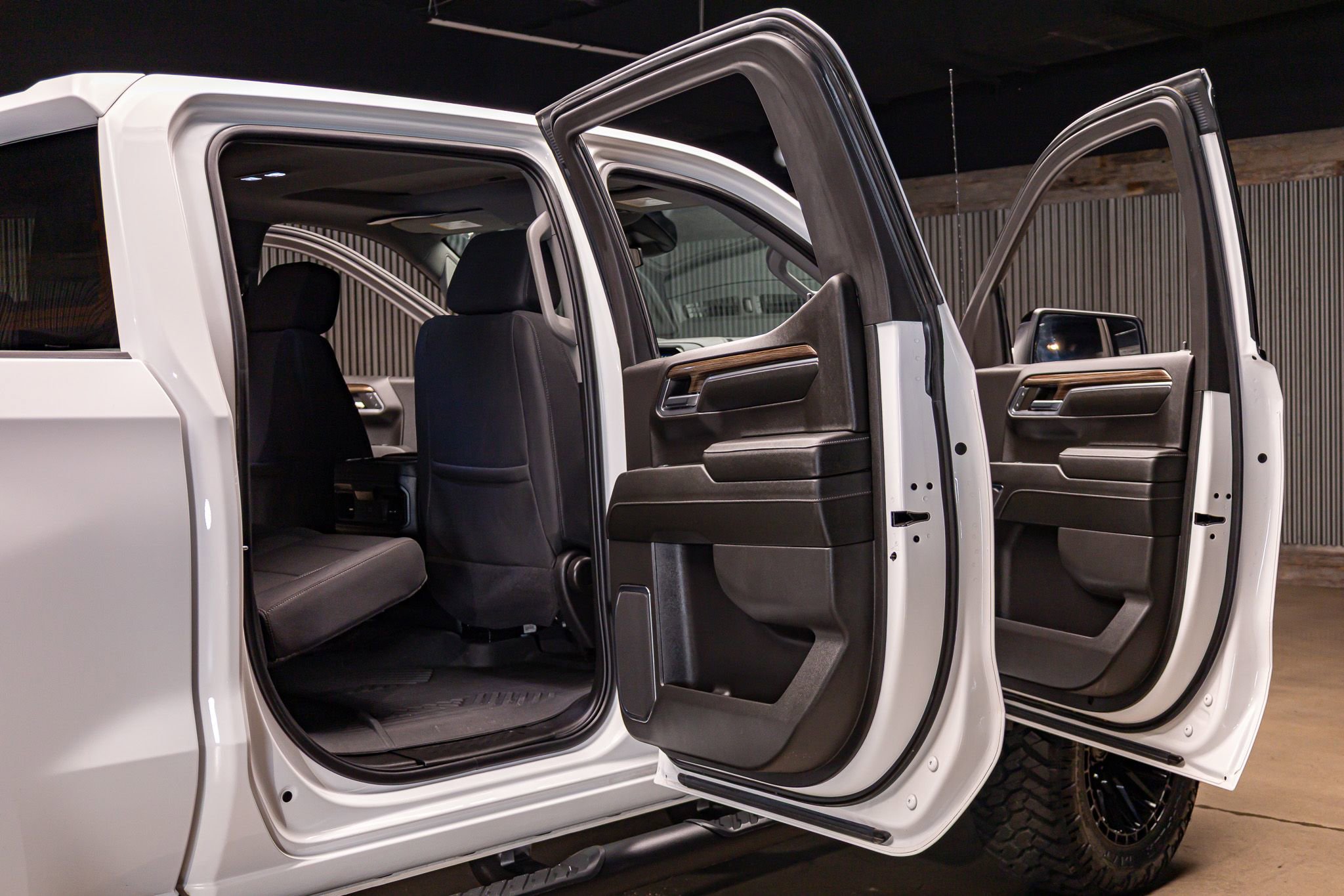 Used 2024 Chevrolet Silverado 1500 LT Trail Boss w/ Convenience Package II image 28