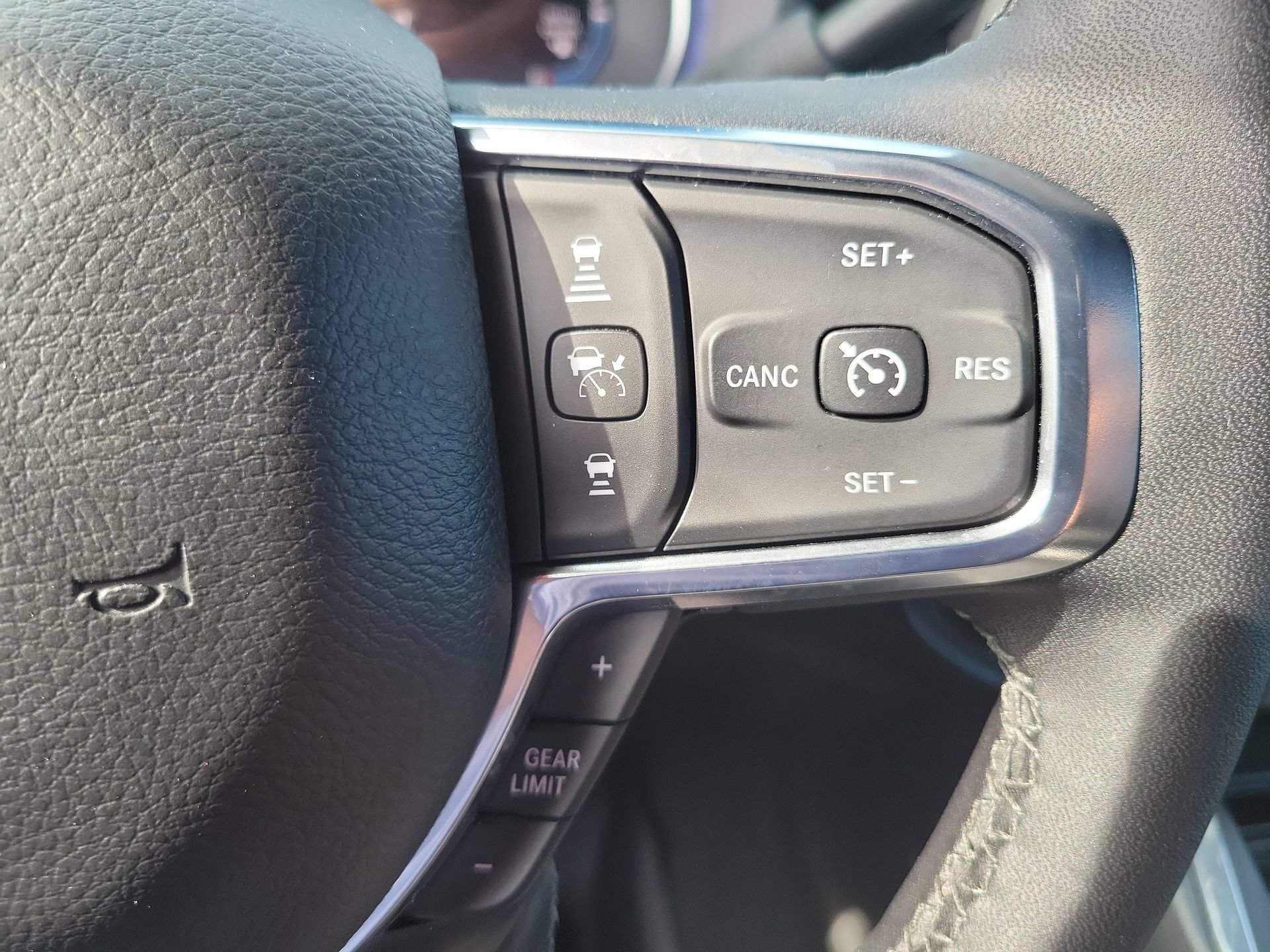 Used 2025 RAM 2500 Laramie AWD/4WD image 6