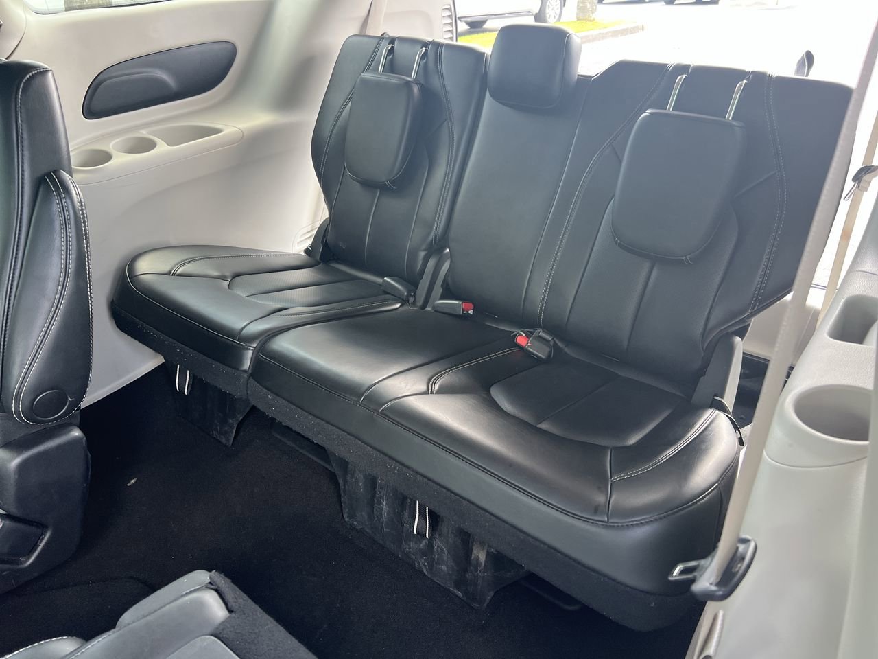Used 2023 Chrysler Pacifica Touring-L FWD image 33