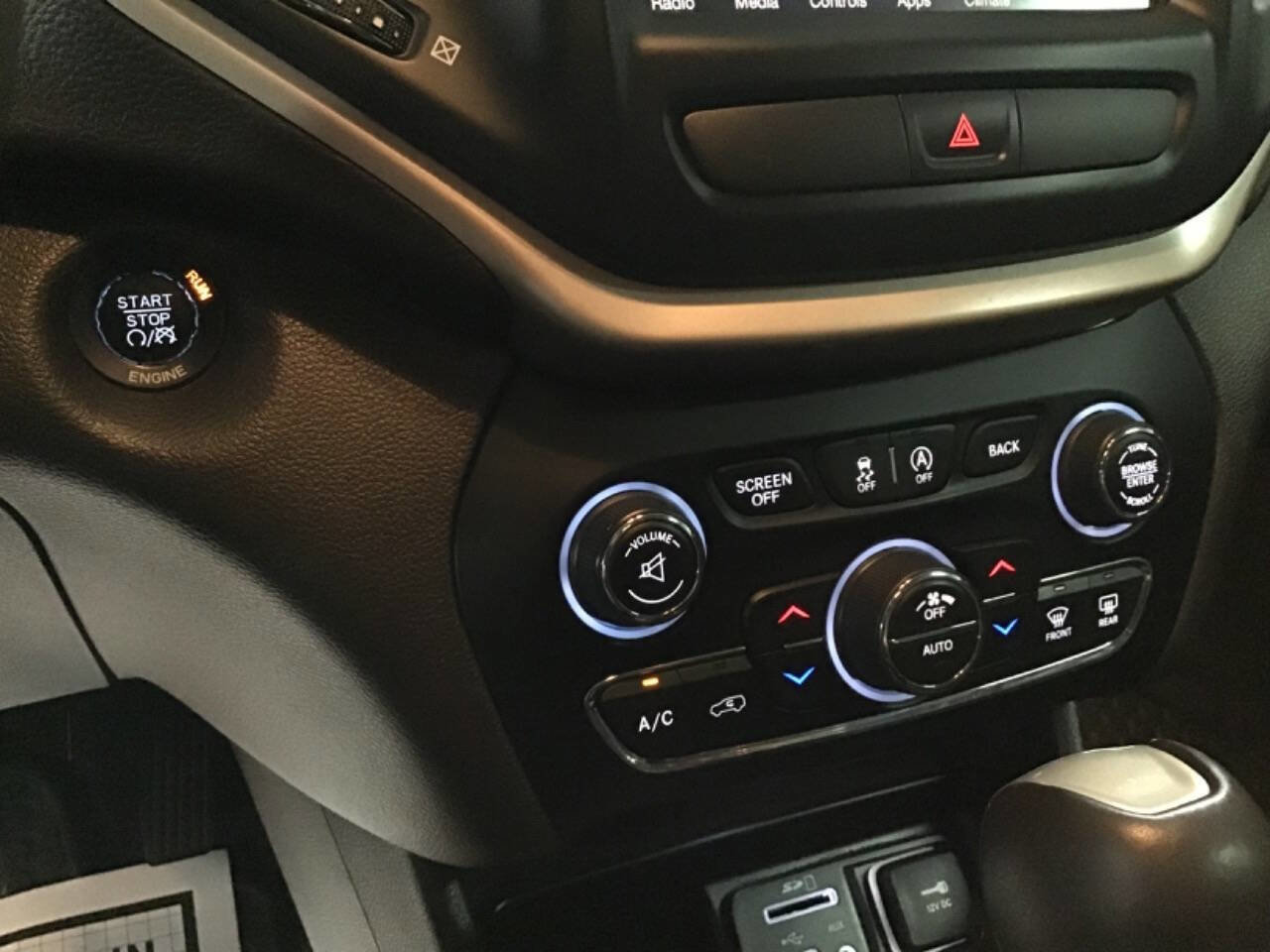 Used 2015 Jeep Cherokee Trailhawk w/ Comfort/Convenience Group AWD/4WD image 17