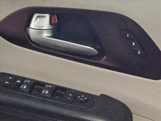 Used 2017 Chrysler Pacifica Limited w/ UConnect Theater Package FWD image 6