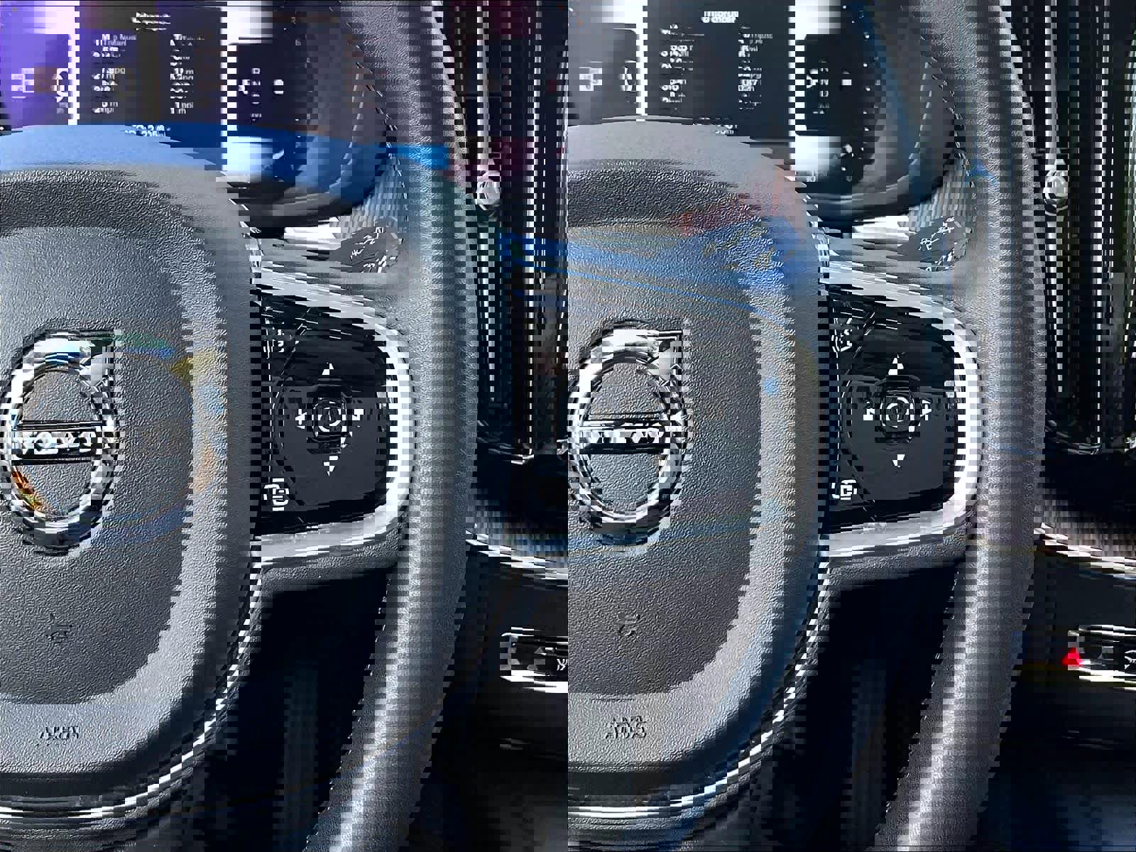 Used 2023 Volvo XC60 B5 Ultimate w/ Protection Package Premier image 22