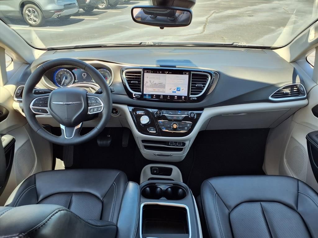 Used 2024 Chrysler Pacifica Touring-L FWD image 30
