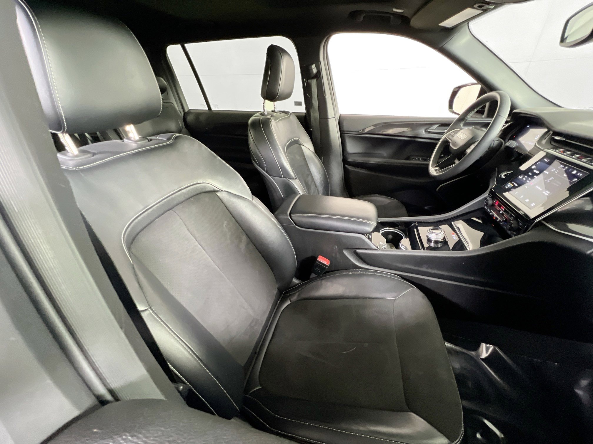 Used 2023 Jeep Grand Cherokee L Laredo AWD/4WD image 27