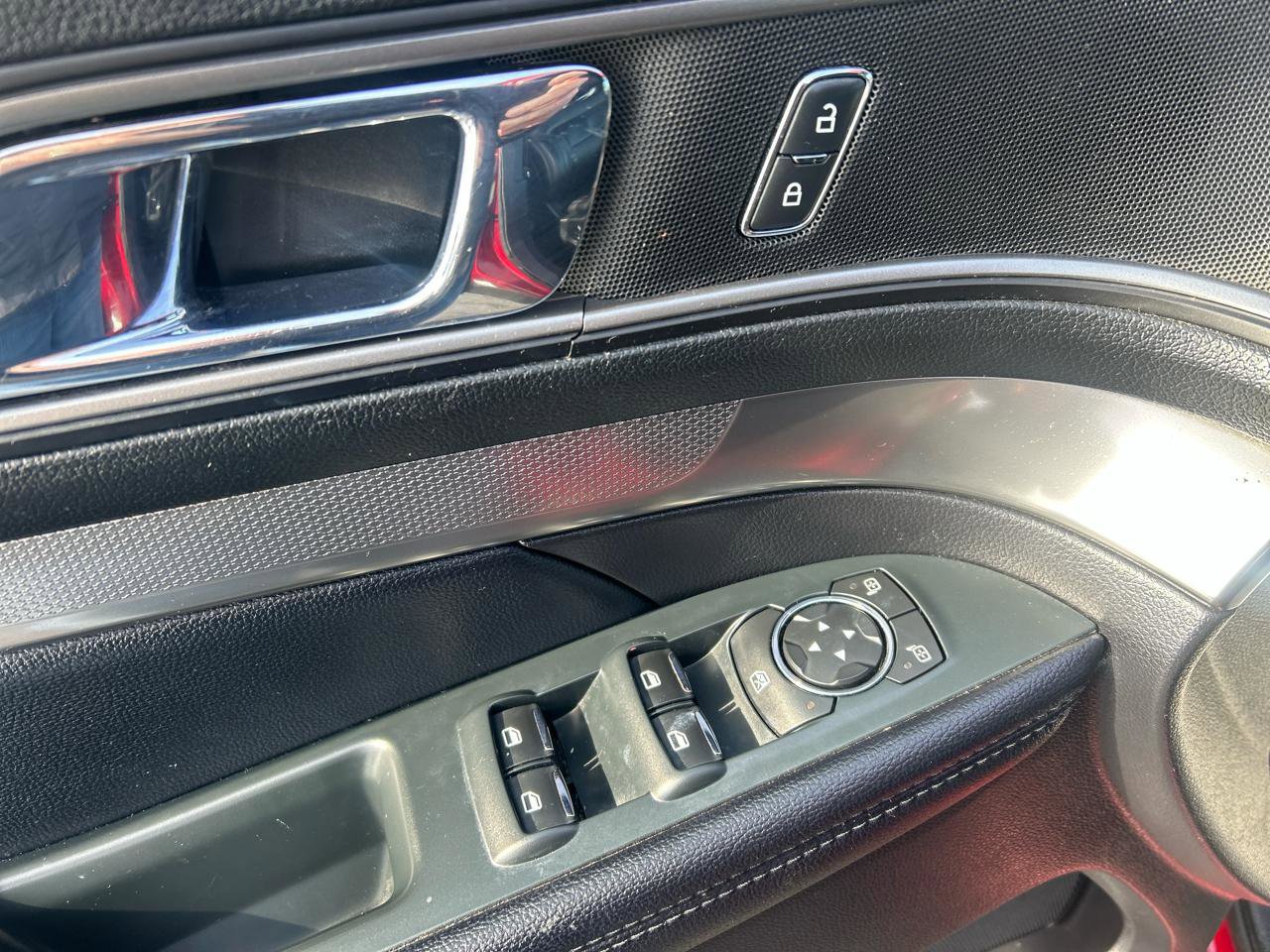 Used 2018 Ford Explorer XLT w/ Equipment Group 202A image 14