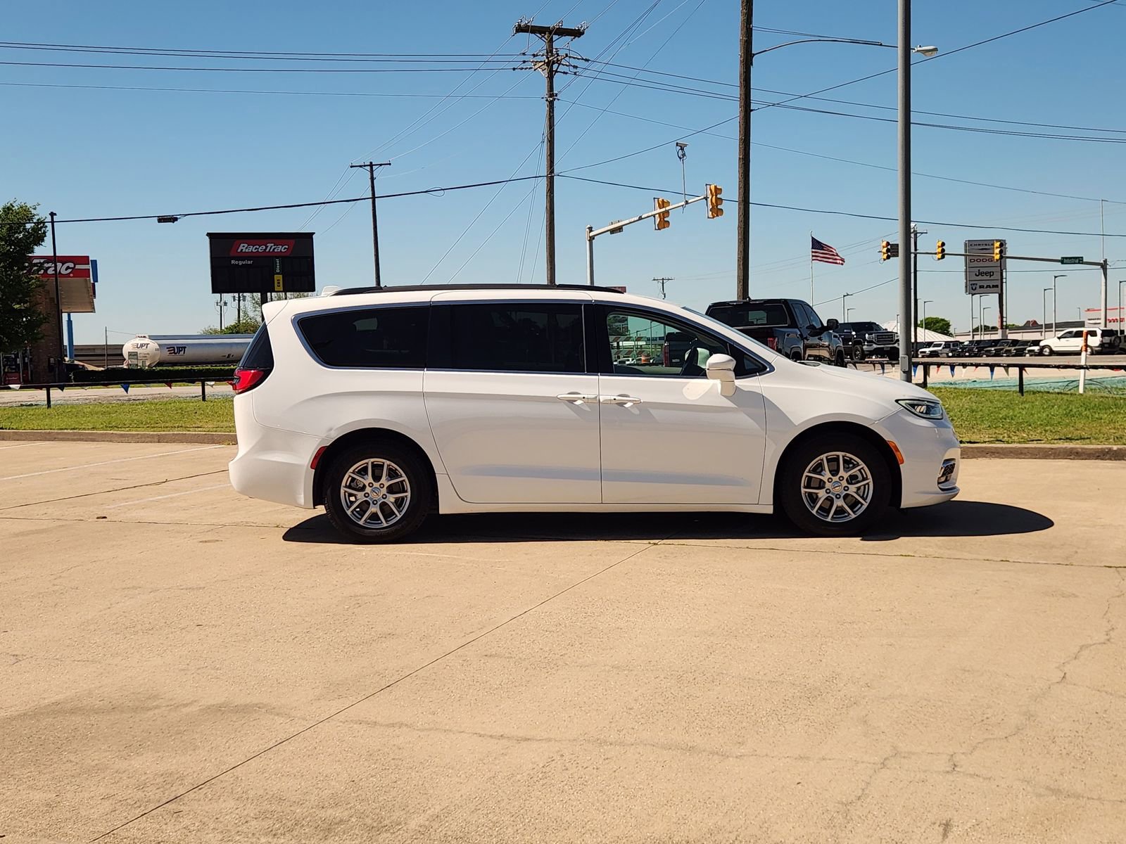 Used 2022 Chrysler Pacifica Touring-L image 7