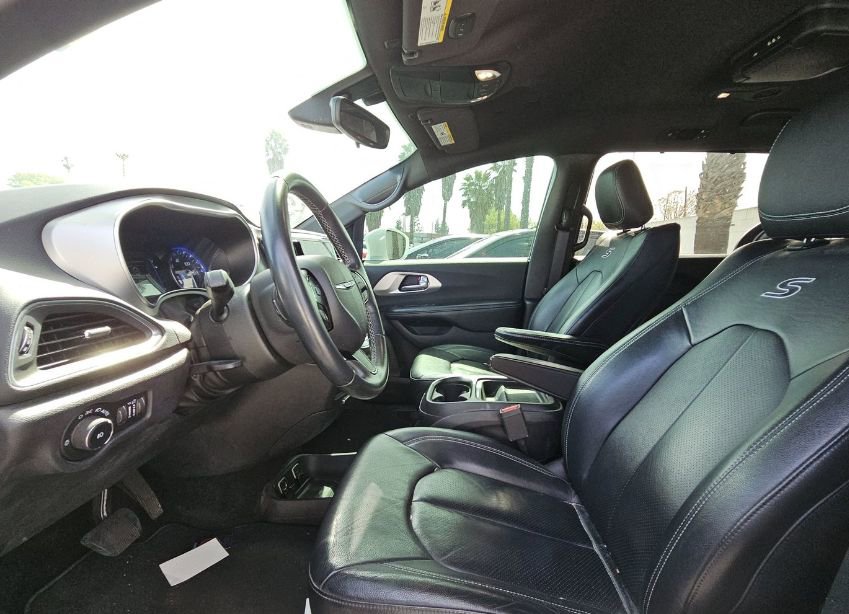 Used 2018 Chrysler Pacifica Touring-L w/ Premium Audio Group FWD image 24