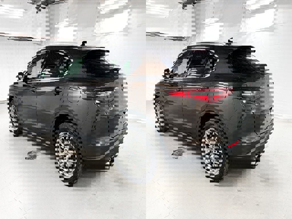 Used 2018 Alfa Romeo Stelvio AWD image 3