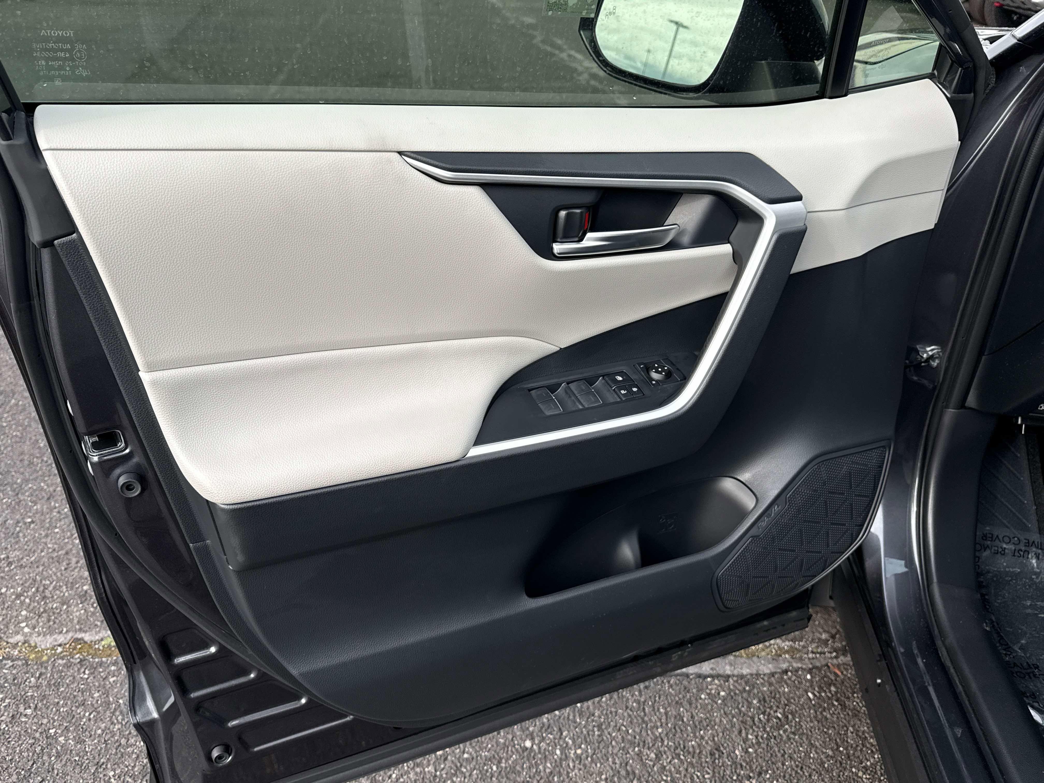 Used 2025 Toyota RAV4 XLE image 12