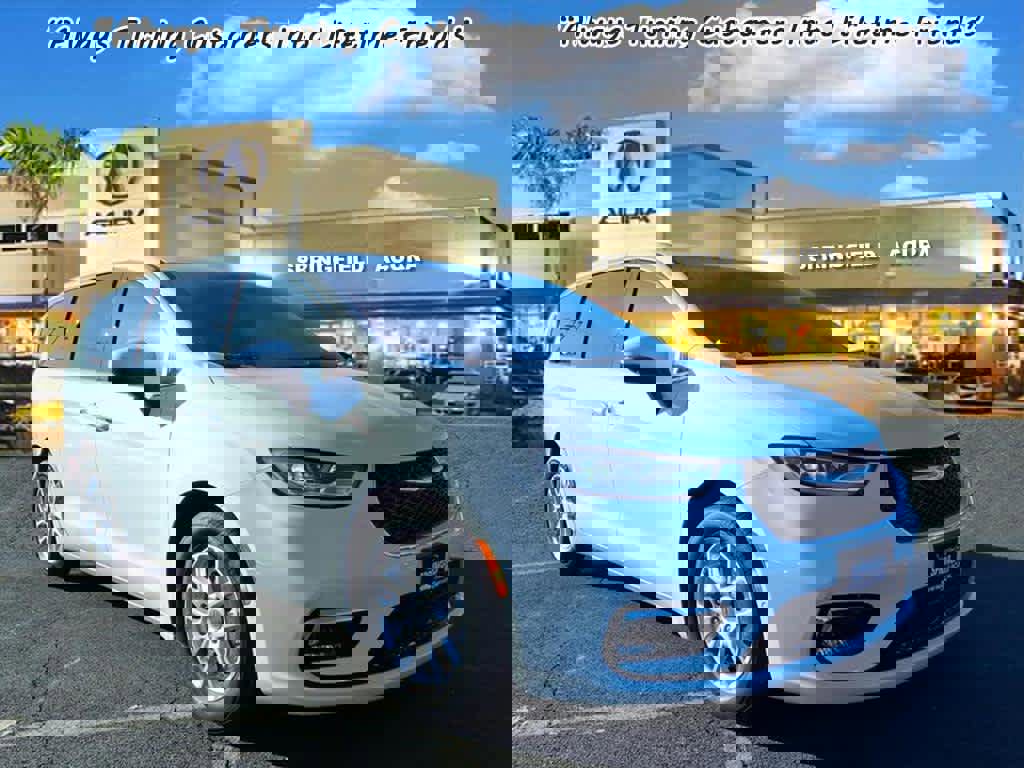 Used 2023 Chrysler Pacifica Touring-L video 1