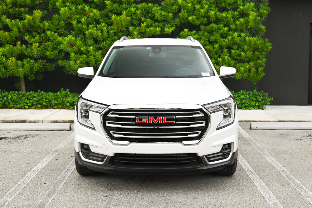 Used 2024 GMC Terrain SLT FWD image 2