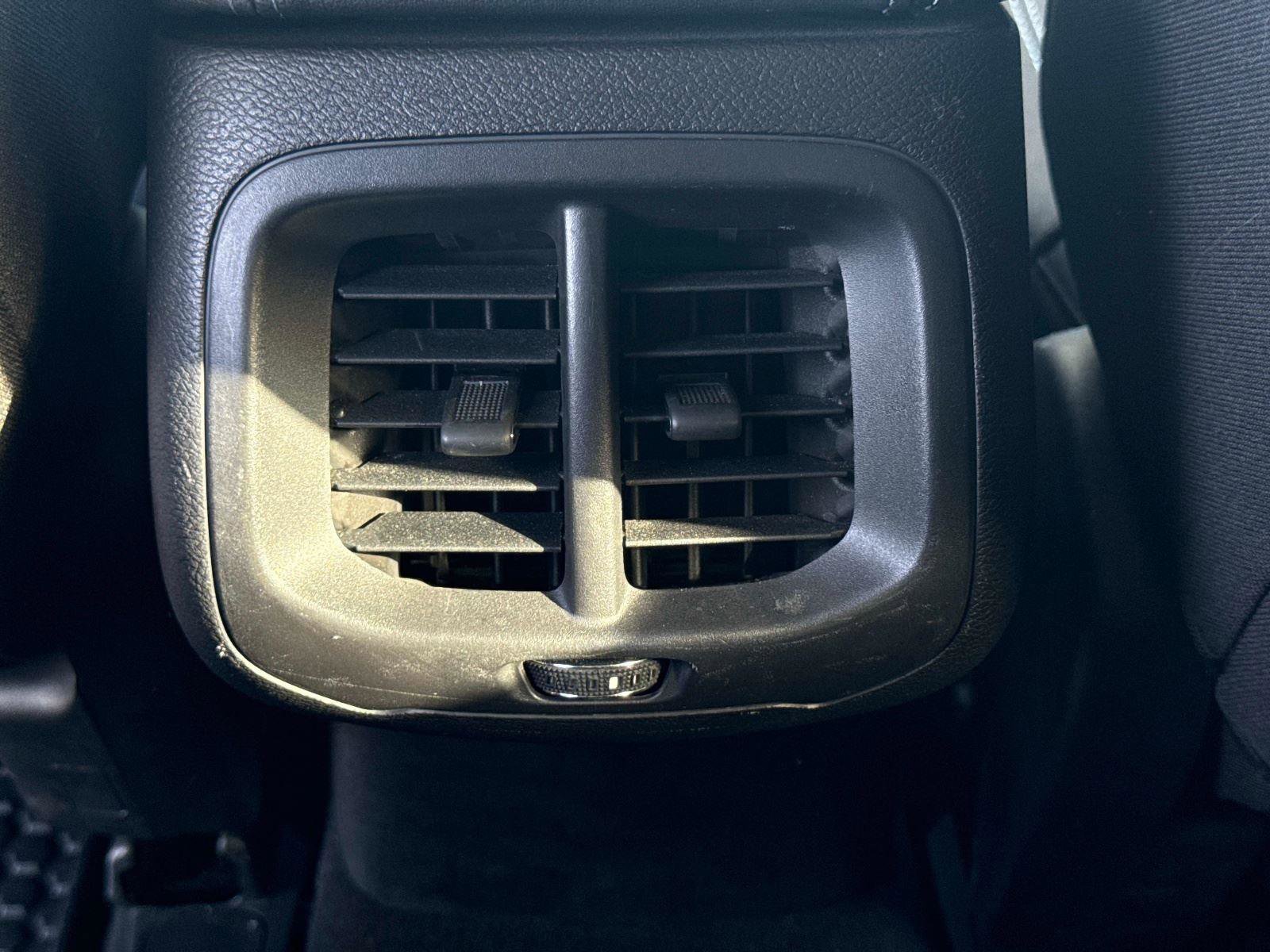 Used 2020 Jeep Cherokee Latitude w/ Cold Weather Group image 16