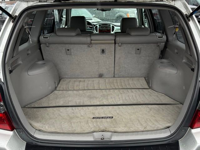 Used 2005 Toyota Highlander 4WD V6 w/ 3rd Row image 16