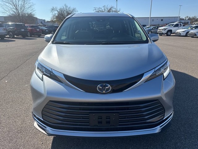 Used 2023 Toyota Sienna Limited image 8