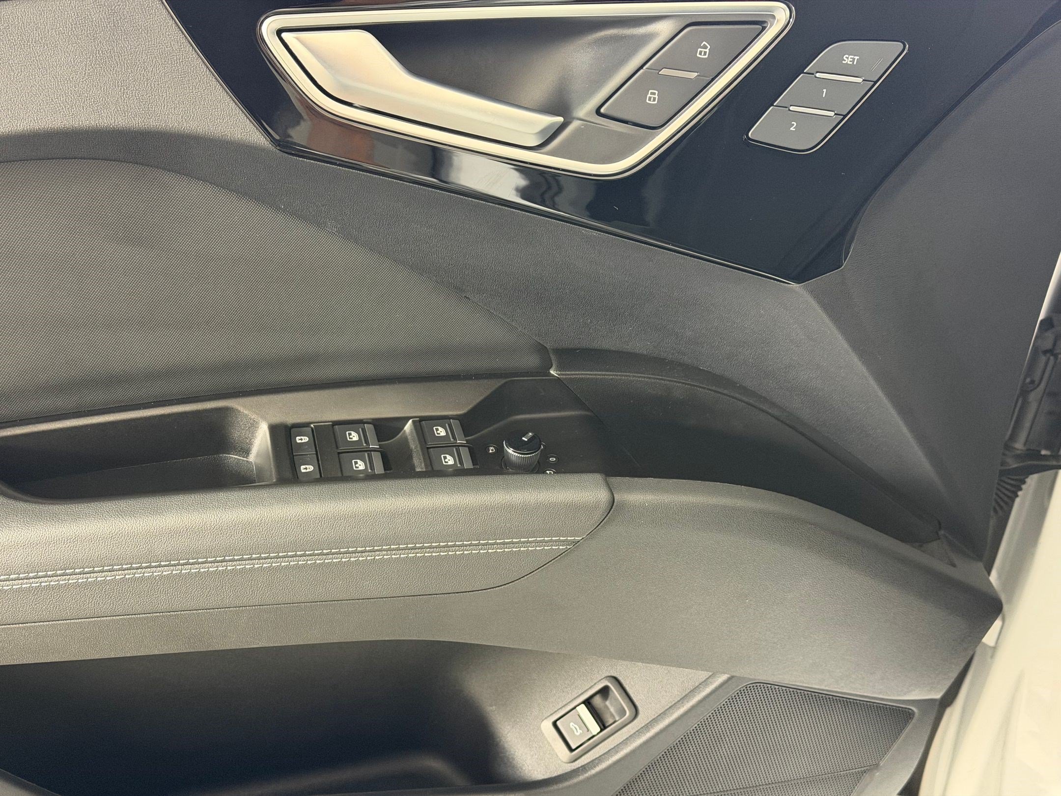 Used 2025 Audi Q4 e-tron Premium w/ Convenience Package AWD/4WD image 13