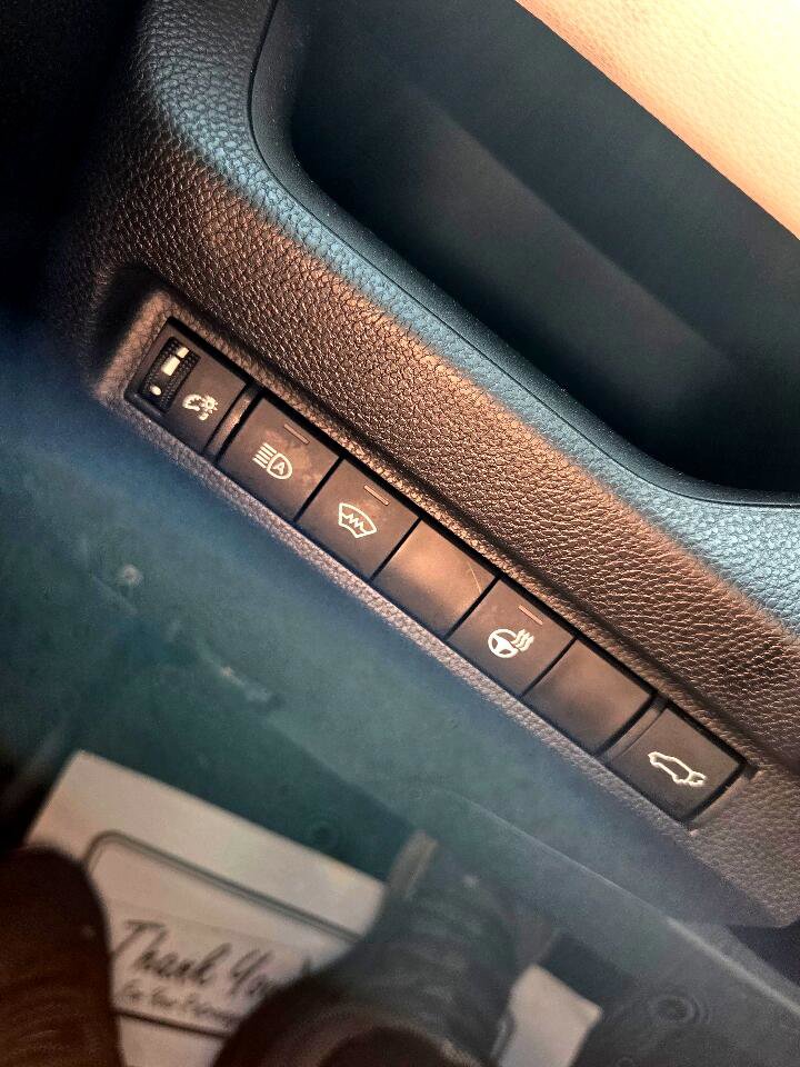 Used 2023 Toyota RAV4 XLE image 28