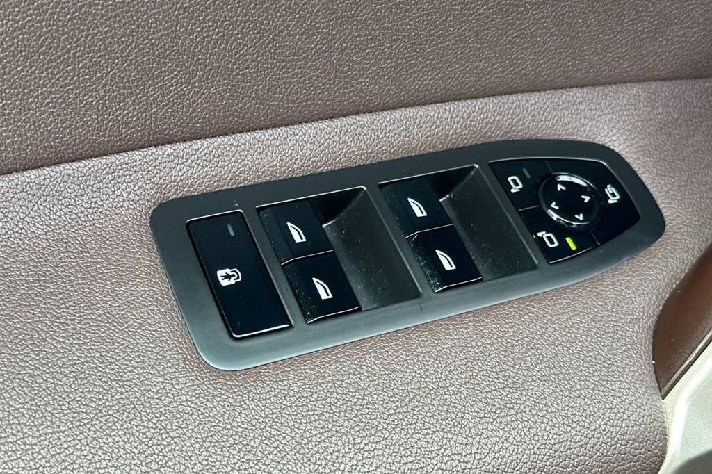 Used 2023 BMW iX xDrive50 w/ Premium Package image 11