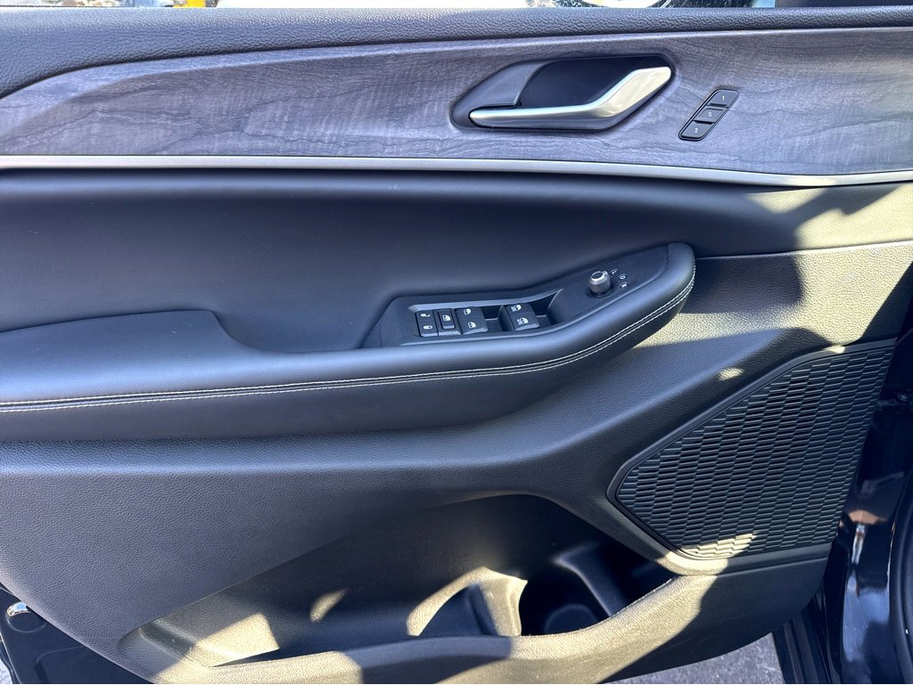 Certified 2023 Jeep Grand Cherokee Limited w/ Black Appearance Package image 12