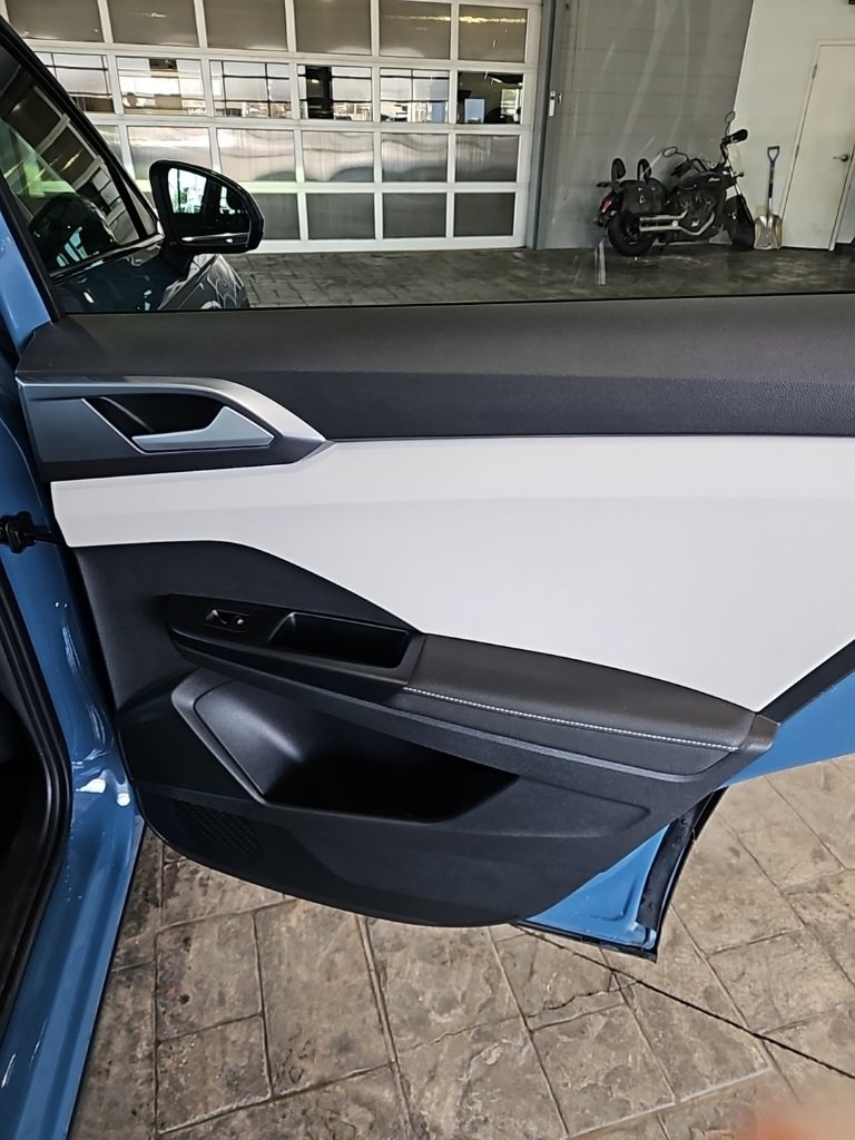 Used 2025 Volkswagen Taos SEL image 15