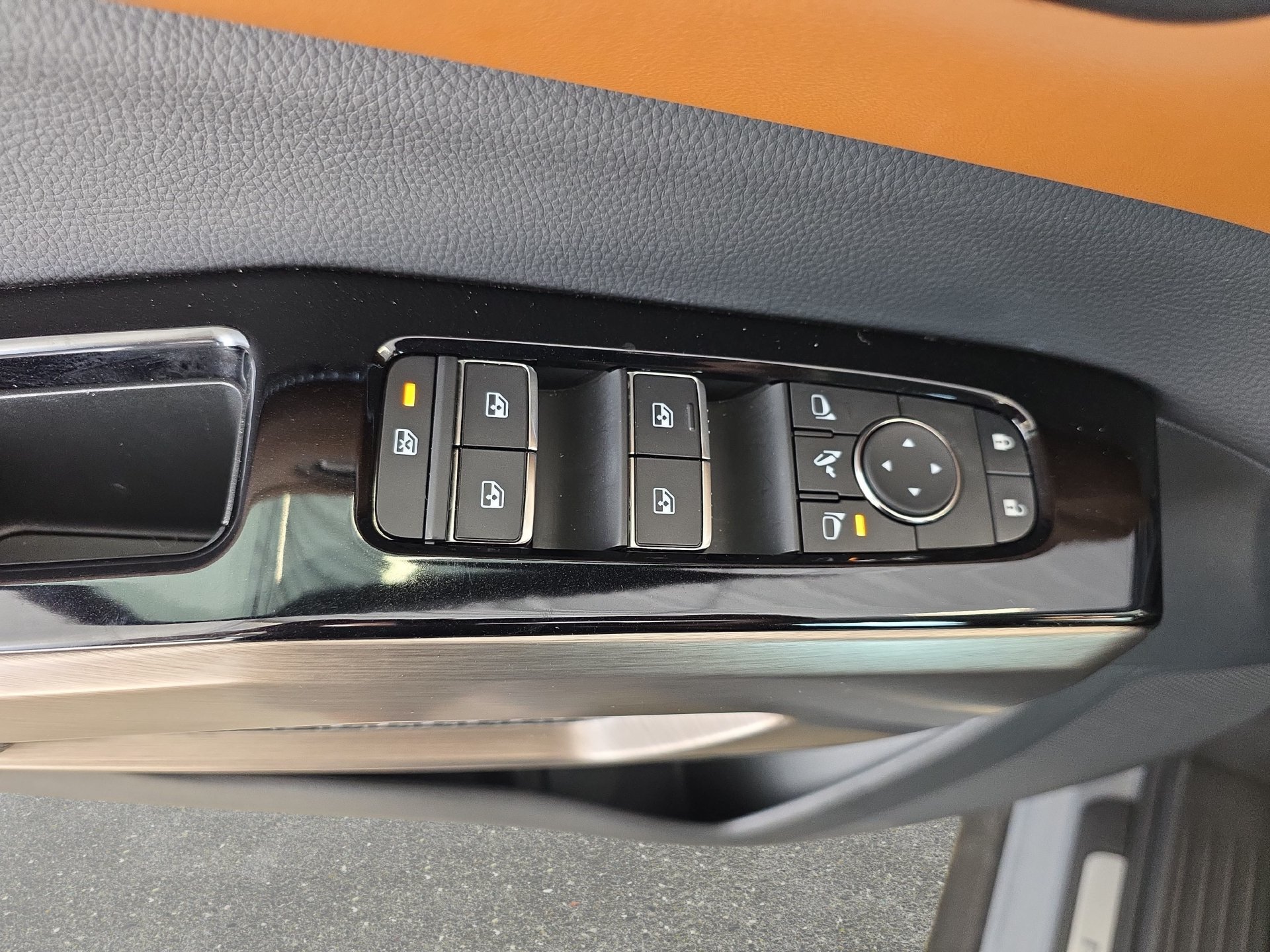 Used 2025 Nissan Pathfinder Platinum w/ Cargo Package FWD image 27