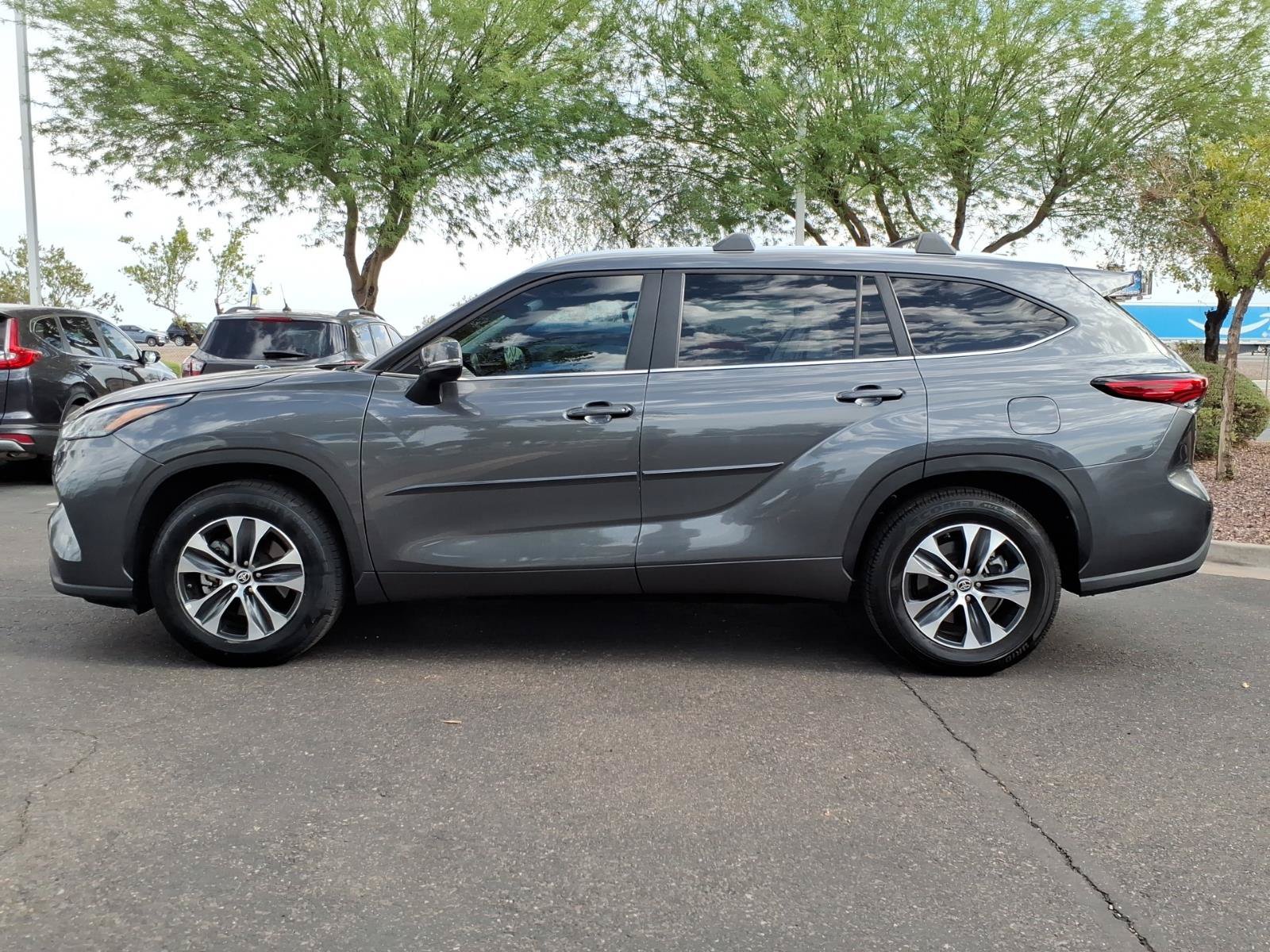 Used 2023 Toyota Highlander XLE FWD image 2